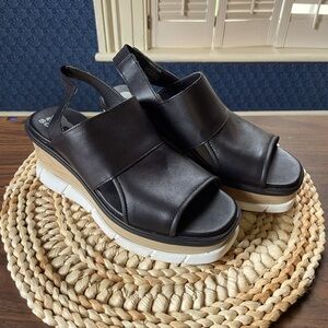 Black Sorel Wedge Ladies Size 8.5 Rubber Sole Comfortable Easy Care No Flaws